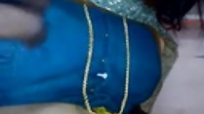 मैंने अपनी सौतेली माँ की सेक्सी पिक्चर पिक्चर पिक्चर शातिर कुतिया की चूत पर हाथ फेरा
