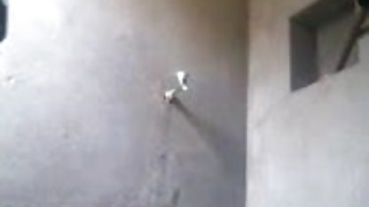 वह अपने सनी लियोन के सेक्सी पिक्चर फिल्म पड़ोसी के फूहड़ घर के पास पहुंच गया और कमबख्त को समाप्त कर दिया