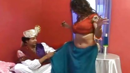 वह अपनी गोल-मटोल बहन को अपने हाथों में बाँधता है और उसे जोर से चोदता सेक्सी साउथ पिक्चर है