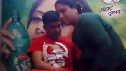 बॉस अपने नए साथी के सेक्सी पिक्चर दो घंटा का मुर्गा के बारे में पागल है