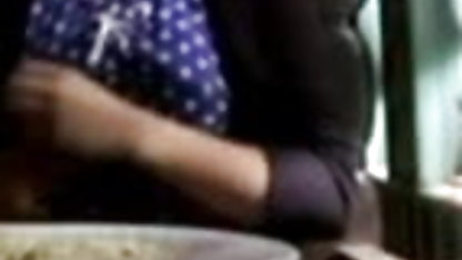 उसकी पत्नी बहुत गर्म विद्या सेक्सी पिक्चर है, वह उसकी पेटी खींचता है और उसे चोदता है