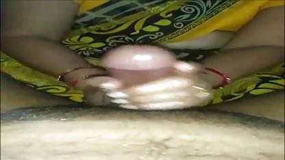 जब मैं पिक्चर इंग्लिश सेक्सी अपने मुर्गा की सवारी करता हूं, तो मेरी पत्नी आनंद के साथ रहती है