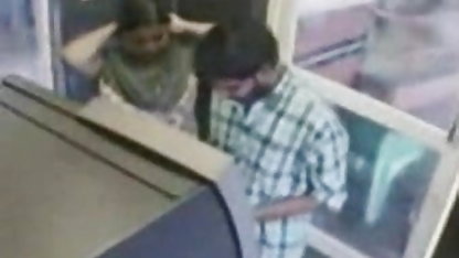 वह सोफे पर अपनी सौतेली माँ सेक्सी बीपी पिक्चर की फूहड़ चुदाई करता है