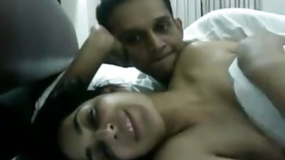 यह हिंदी पिक्चर फिल्म सेक्सी में परिपक्व गोरा उसकी आँखों को रोल करता है और लंड चूसता है