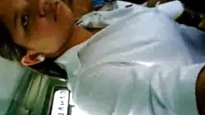 मालिश करने वाला उसे अपने ग्राहक के गधे के साथ वीडियो की सेक्सी पिक्चर बहा रहा है