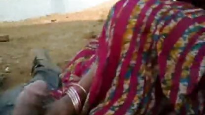 बस्टी स्लट सेक्सी पिक्चर जो एक डिक द्वारा बार में गड़बड़ हो जाता है