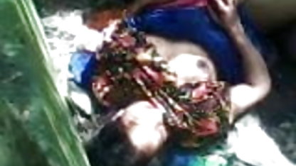 काली मालिश करने वाली अच्छी 2005 की सेक्सी पिक्चर तरह से जानती है कि उसके ग्राहकों को कहां स्पर्श करना है