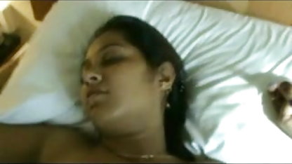 वैन में एक जवान आदमी के साथ कठिन सेक्स पिक्चर में सेक्स करने के लिए!