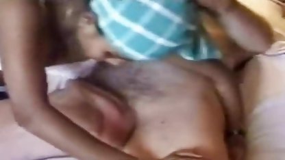 उनकी बेटी ने उन्हें सेक्सी ब्लू टू पिक्चर अपने प्रेमी से मिलवाया और माँ की कमीज़ ने उनकी चुदाई की